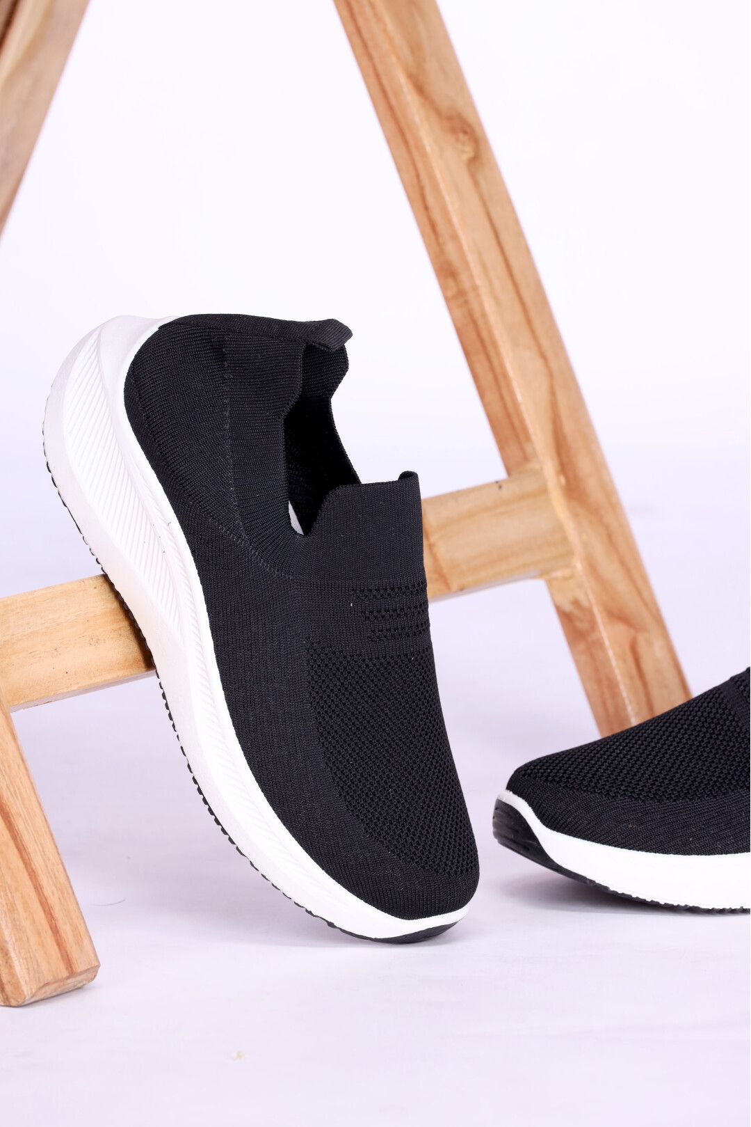 MEN'S BLACK SKECHERS SHOES