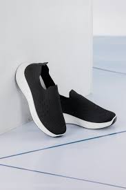 WOMEN'S BLACK SKECHERS SHOES